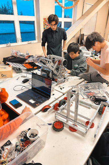 Modulo team working on a robot
